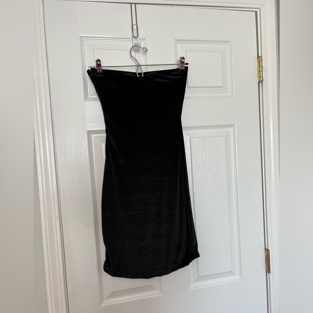 NWT AMOR MIA Claudia Velvet Dress in Black - Picture 9 of 10